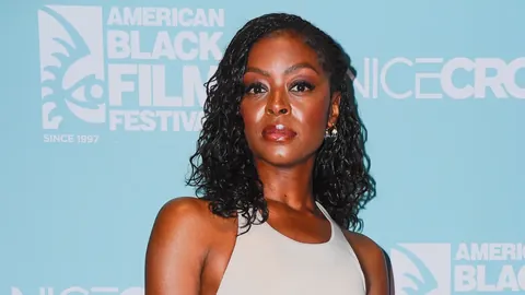 隋文静韩聪在日站花滑短节目中表现亮眼，荣登冠军之巅。